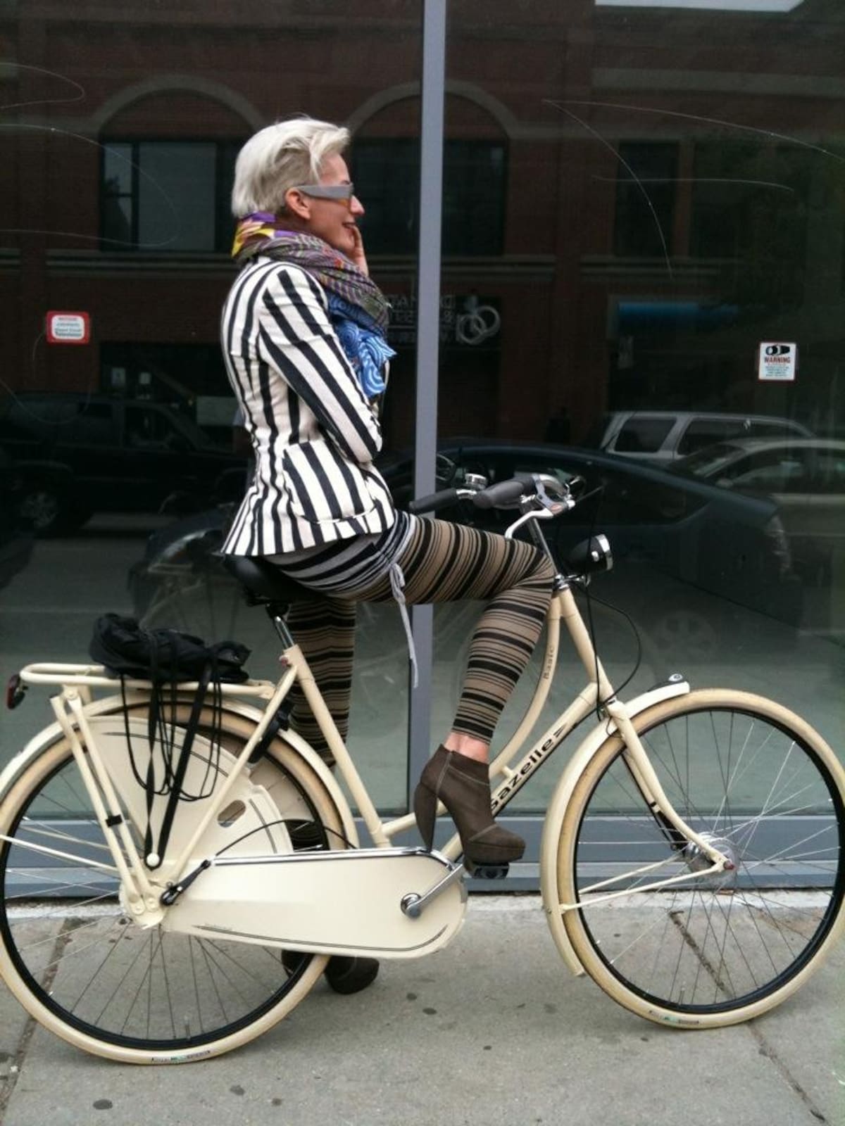 En la página cyclechicrepublic.com hay fotos de personas de diferentes ciudades del mundo que se han unido a la moda de movilizarse en bicicleta con estilo.