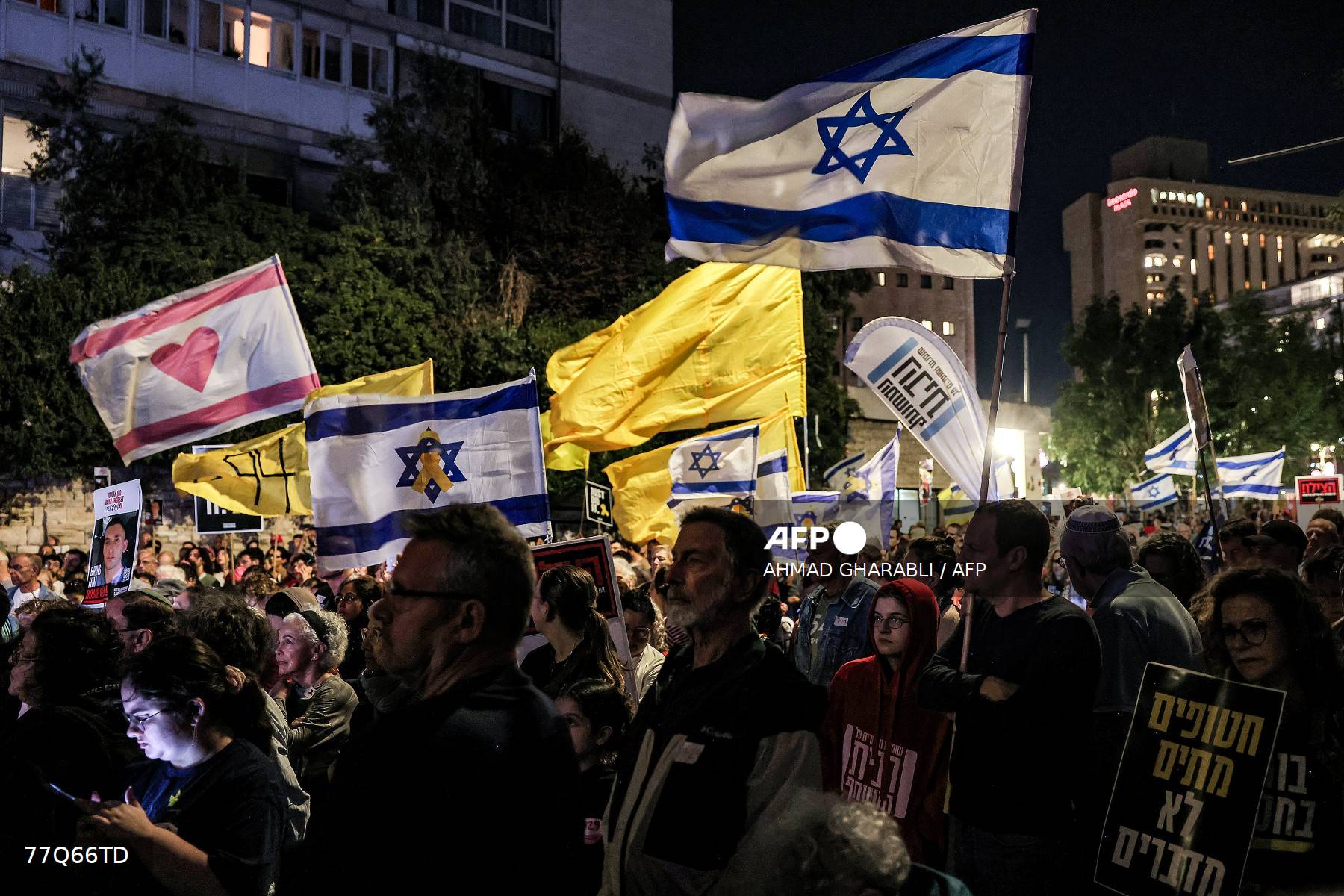 Demonstrators gather during an anti-government protest organised by the  families of the Israeli hostages taken captive in the Gaza Strip since October 2023, outside the Israeli Prime Minister's residence in Jerusalem on October 4, 2025. A senior Hamas official said on October 4 that Egypt would organise a conference for Palestinian factions to decide on the post-war future of the Gaza Strip, after the group accepted to release hostages under a US ceasefire plan. (Photo by AHMAD GHARABLI / AFP)