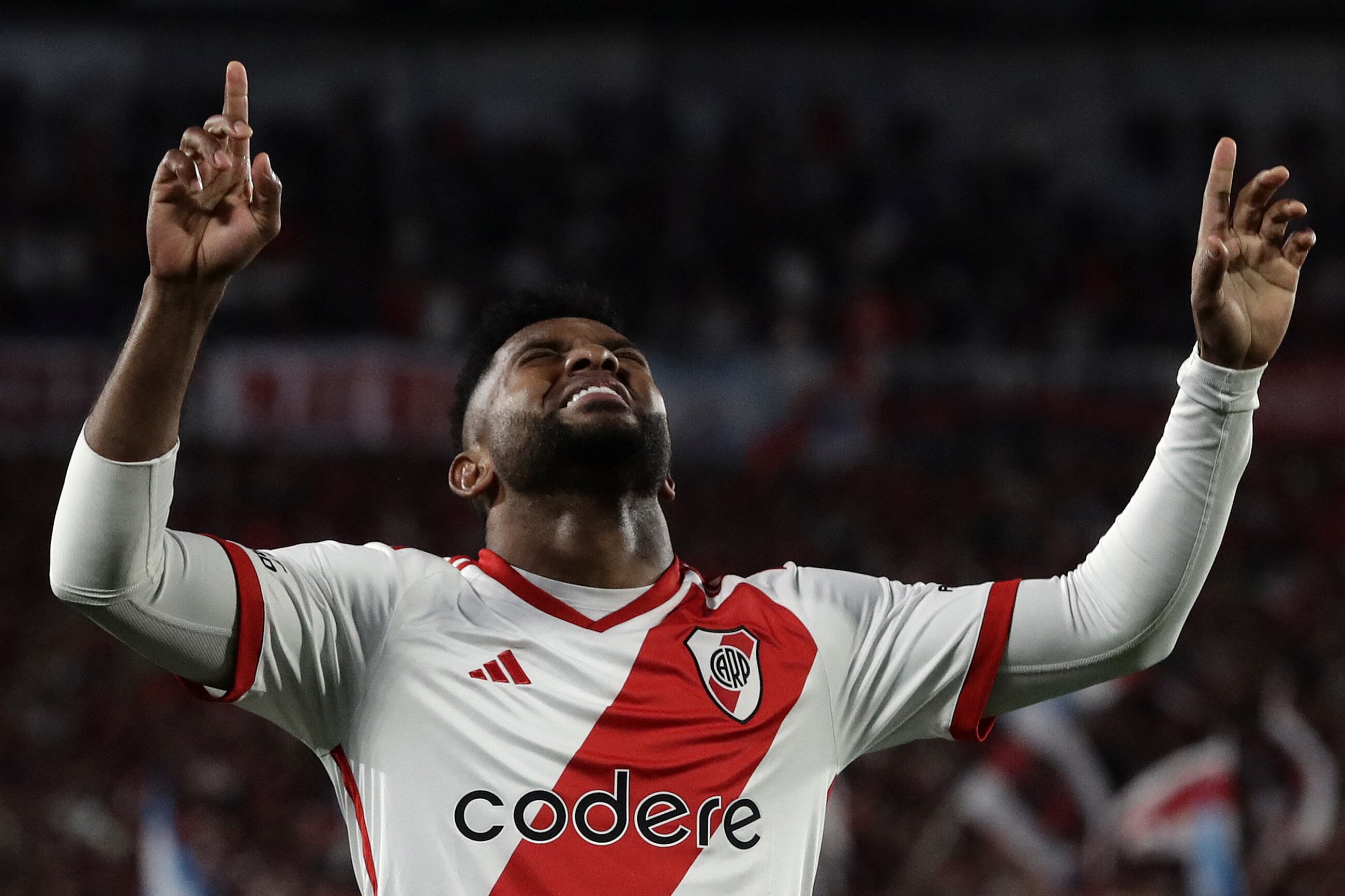 Miguel Ángel Borja festeja una de sus anotaciones ante Arsenal. (Photo by ALEJANDRO PAGNI/AFP via Getty Images)