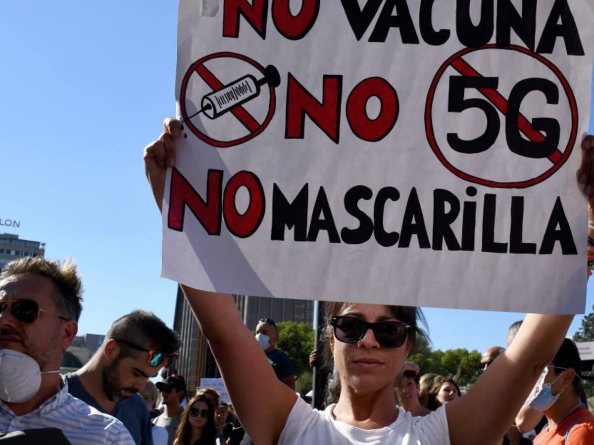Cientos de manifestantes en España por restricciones y uso de tapabocas