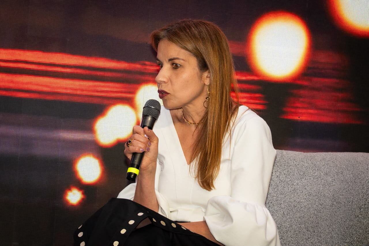 Érika Zarante, CEO de LATAM Airlines Colombia, mostró las herramientas que pueden poner al Aeropuerto El dorado a la altura de sus competidores. | Foto: Caracol Radio