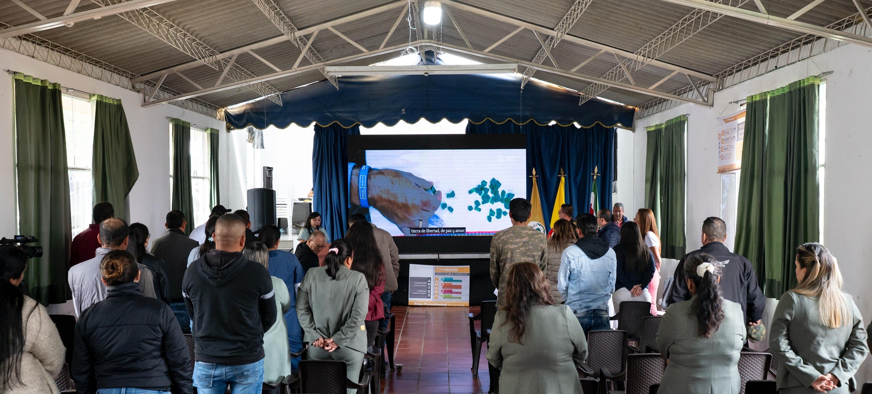 Líderes locales, comunidad minera y Gobierno Nacional acordaron una hoja de ruta para enfrentar la crisis de seguridad, promover la legalidad, fortalecer la inversión social