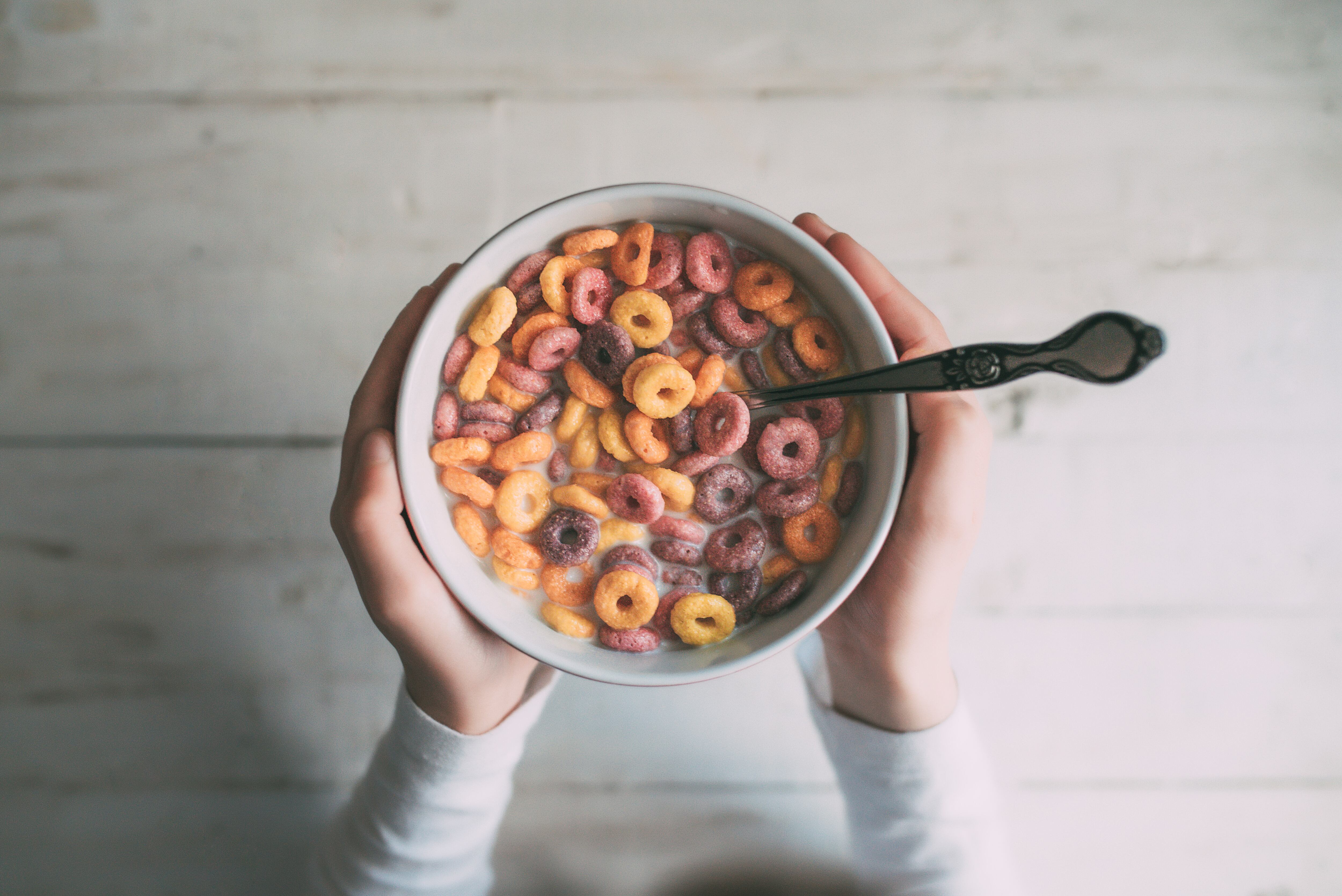 persona sosteniendo una taza de cereal con leche. (Foto vía Getty Images)