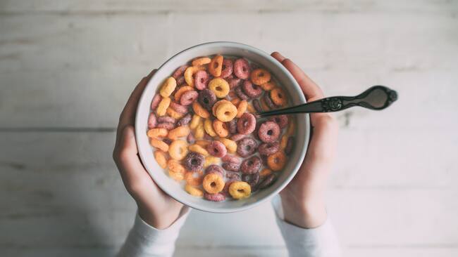 persona sosteniendo una taza de cereal con leche. (Foto vía Getty Images)