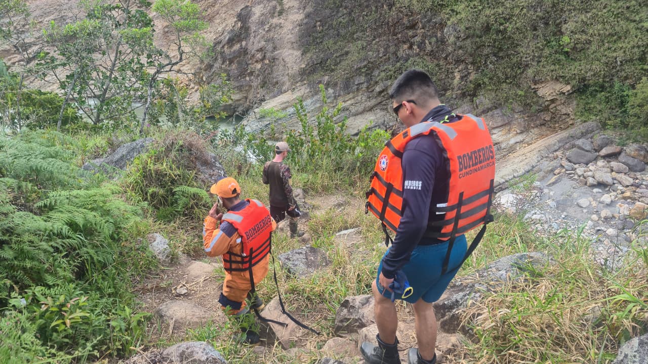Bombero desaparecido en río Blanco, Cundinamarca durante búsqueda de niña arrastrada por la corriente