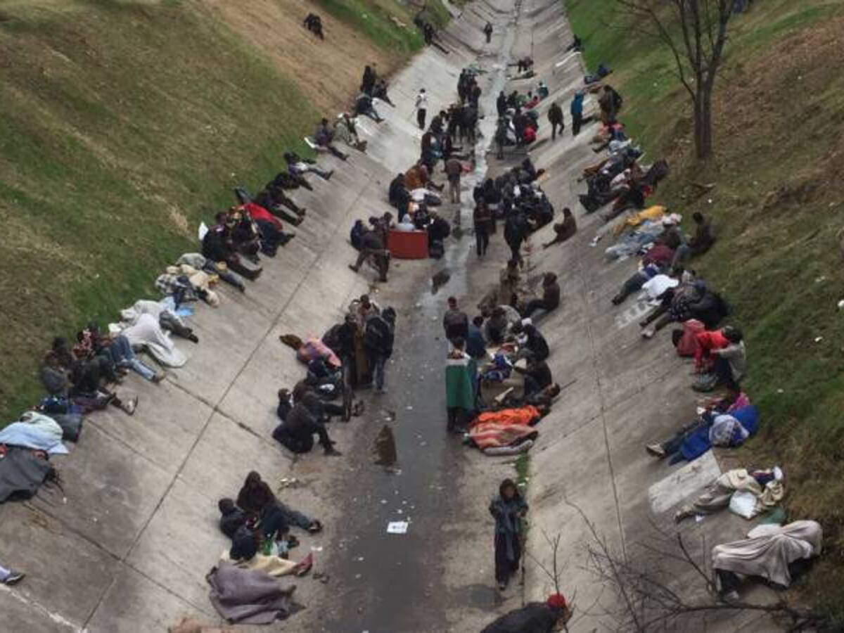 Habitantes de calle se toman un caño tras ser desalojados de zona comercial