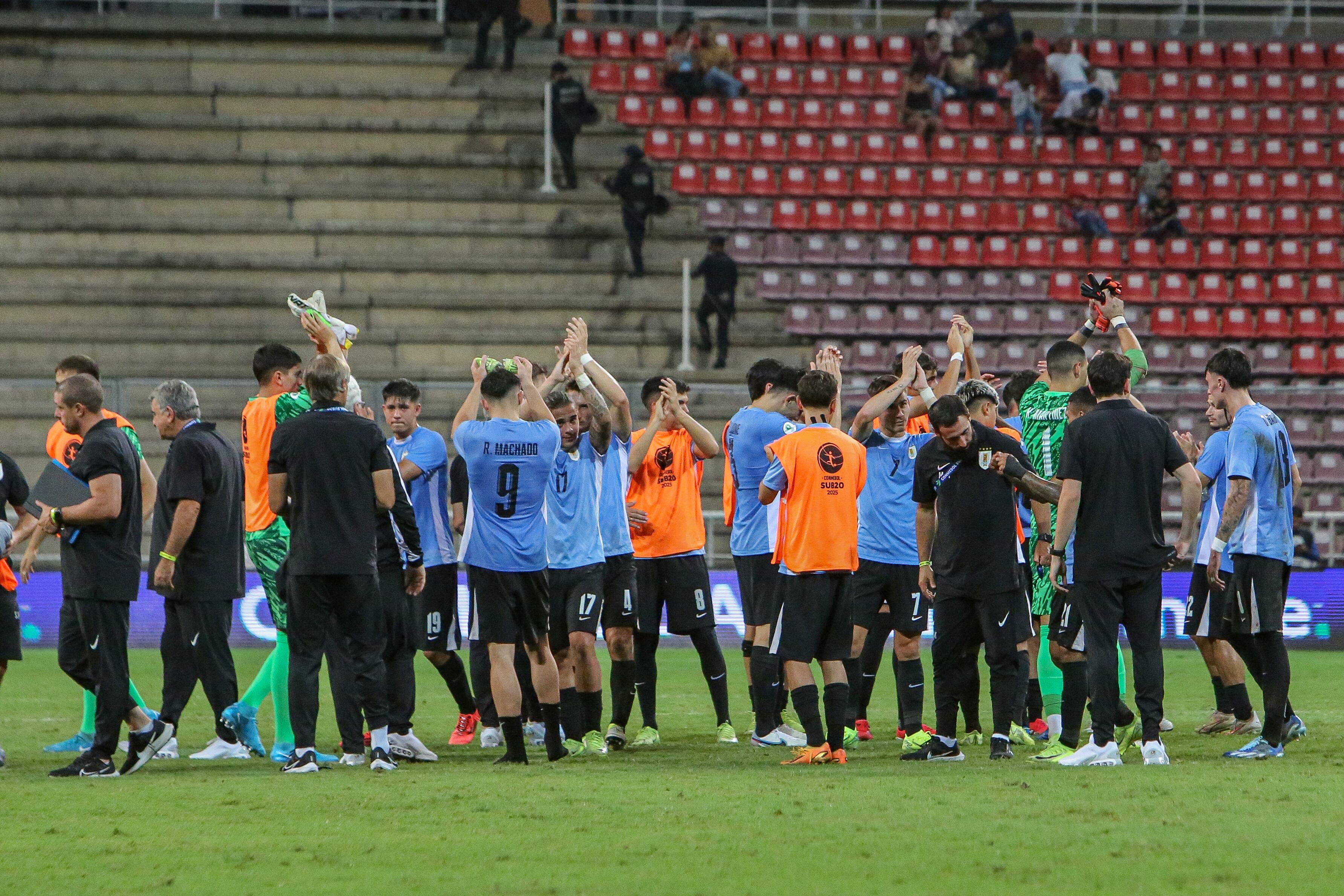 AMDEP1555. CABUDARE (VENEZUELA), 29/01/2025.- Jugadores de Uruguay celebran su triunfo este miércoles, al final de un partido del grupo A del Campeonato Sudamericano sub-20 entre las selecciones de Uruguay y Perú en el estadio Metropolitano de Lara en Cabudare (Venezuela). EFE/ Edison Suárez
