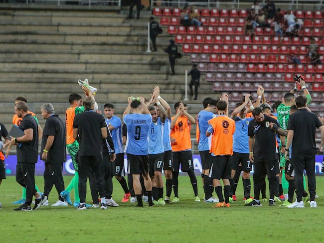AMDEP1555. CABUDARE (VENEZUELA), 29/01/2025.- Jugadores de Uruguay celebran su triunfo este miércoles, al final de un partido del grupo A del Campeonato Sudamericano sub-20 entre las selecciones de Uruguay y Perú en el estadio Metropolitano de Lara en Cabudare (Venezuela). EFE/ Edison Suárez
