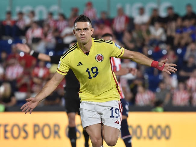 Gol de Rafael Santos Borré ante Paraguay. Foto: NORBERTO DUARTE/AFP via Getty Images)