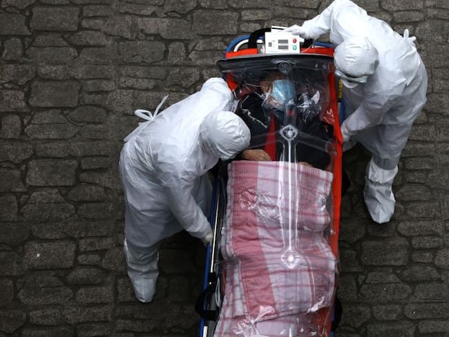 Trabajadores médicos de Corea del Sur trasladan un paciente crítico contagiado con coronavirus.
