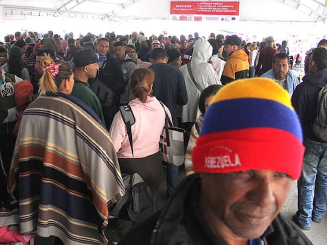 Venezolanos en Puente Rumichaca generan caos en frontera con Ecuador