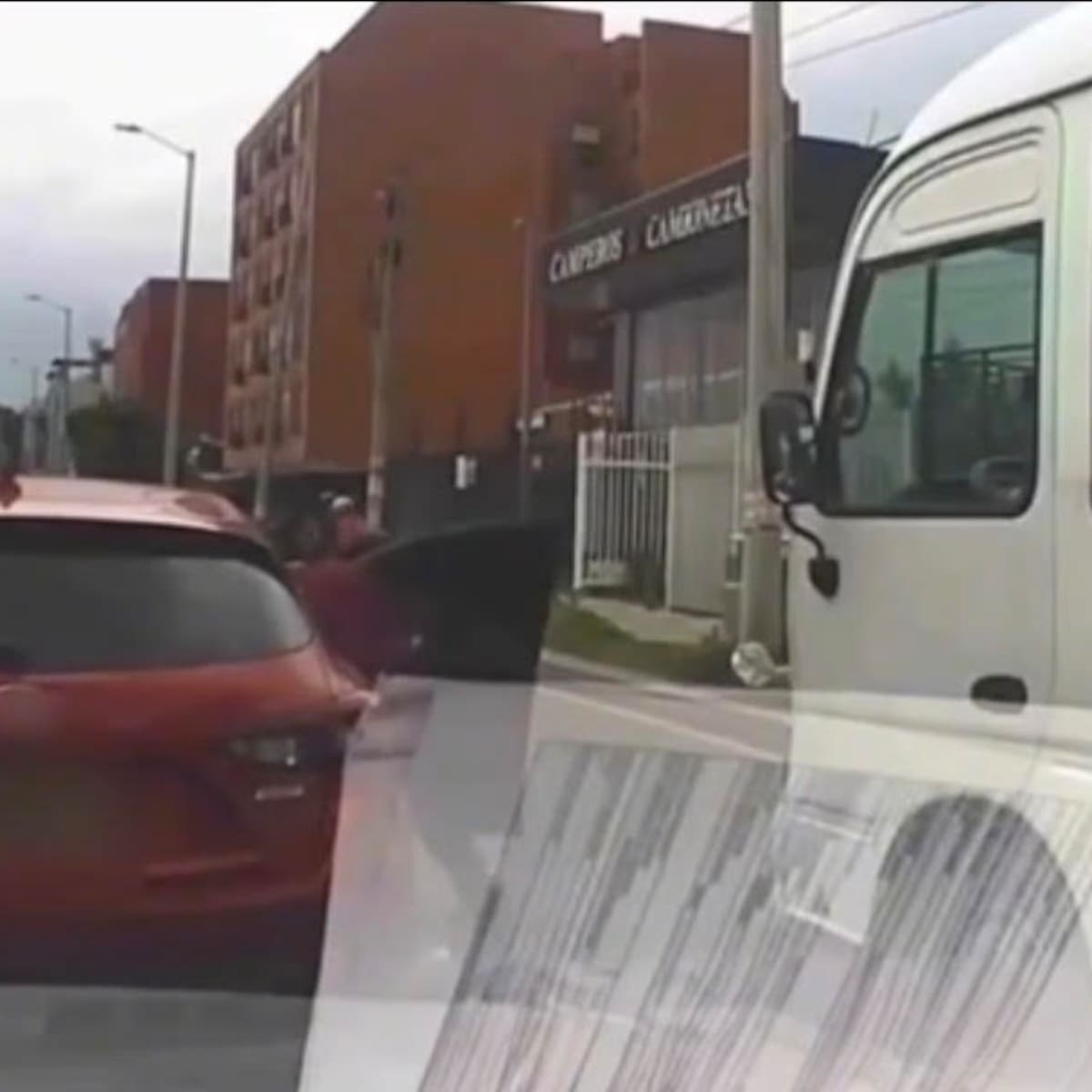 De nuevo actuan los ‘rompevidrios’ en Bogotá: tres hombres atacaron a un carro en la 116