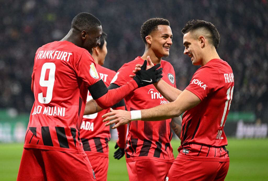 Randal Kolo Muani y Rafael Santos Borré en un partido del Eintracht Frankfurt (Photo by Arne Dedert/picture alliance via Getty Images)