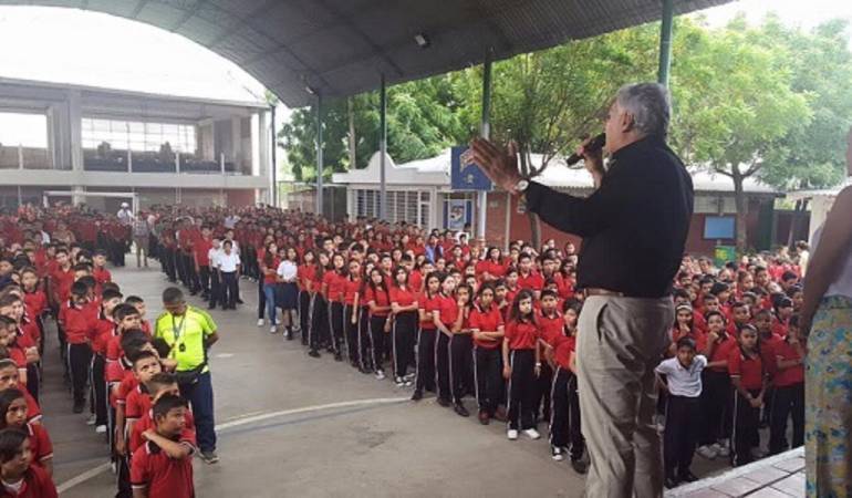 Alcalde de Cúcuta, Cesar Rojas, en colegios oficiales.