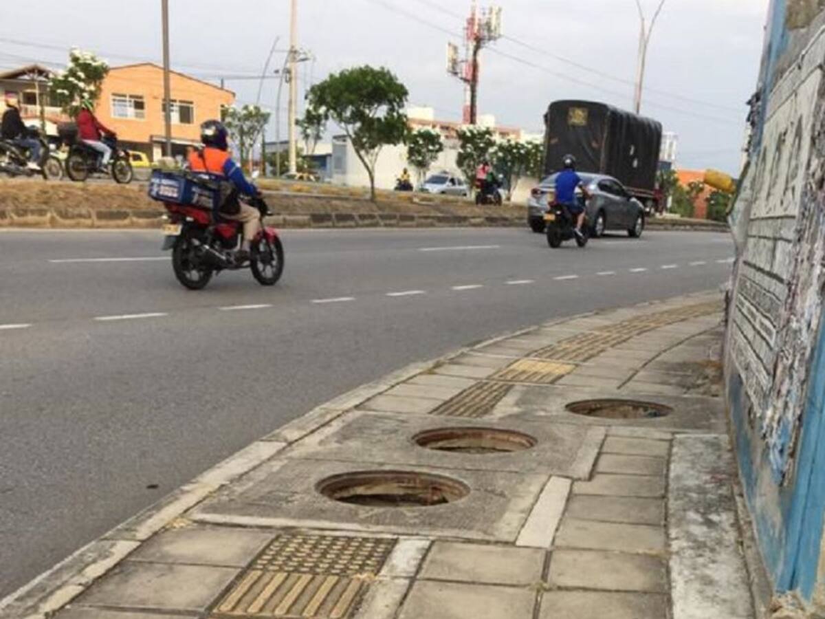 Tapas de alcantarilla robadas en la autopista son de servicios públicos