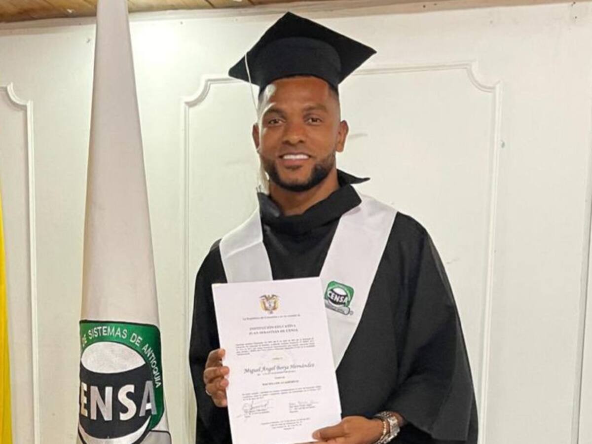 ¡Nunca es tarde! Miguel Borja se gradúa de bachiller a sus 28 años
