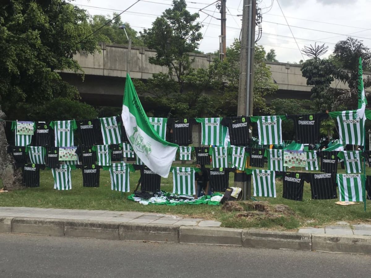 Banderas y camisetas en las calles de Medellín hacen el ambiente previo al partido contra Sao Paulo.