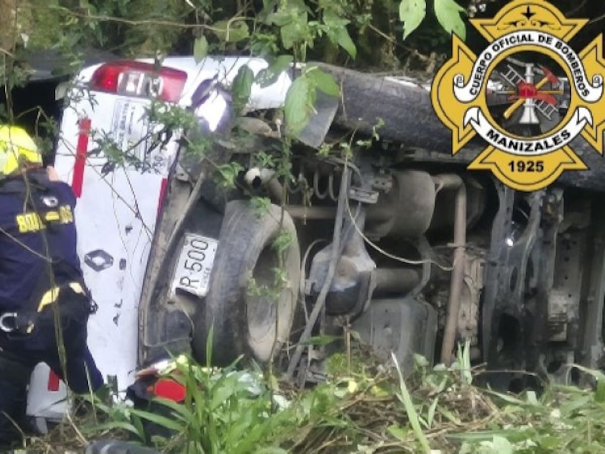 Vehículo rodo 100 metros en la vía Manizales- Bogotá, ocupantes se salvaron de milagro