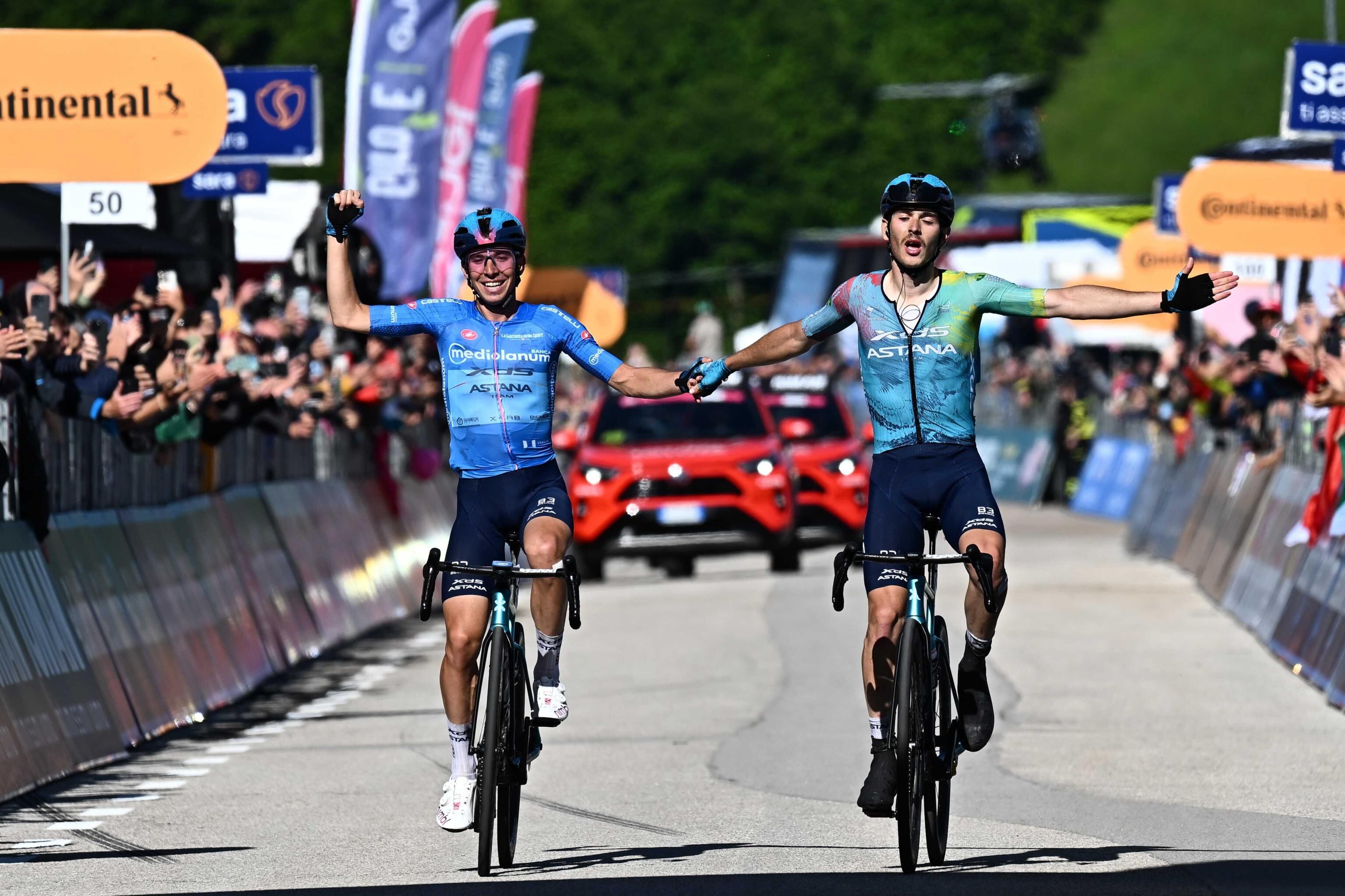 Lorenzo Fortunato cruzando la línea de meta junto con Christian Scaroni en la etapa 16 del Giro de Italia. EFE/EPA/LUCA ZENNARO