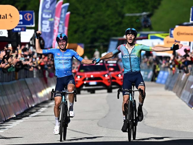 Lorenzo Fortunato cruzando la línea de meta junto con Christian Scaroni en la etapa 16 del Giro de Italia. EFE/EPA/LUCA ZENNARO
