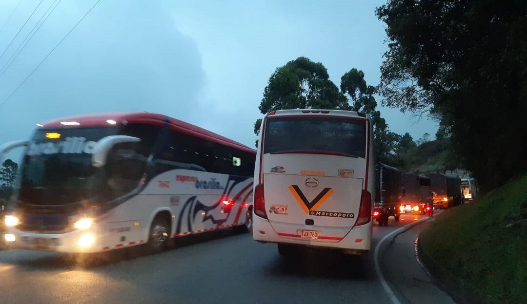 Panorama recurrente en la vía Ibagué-Cajamarca