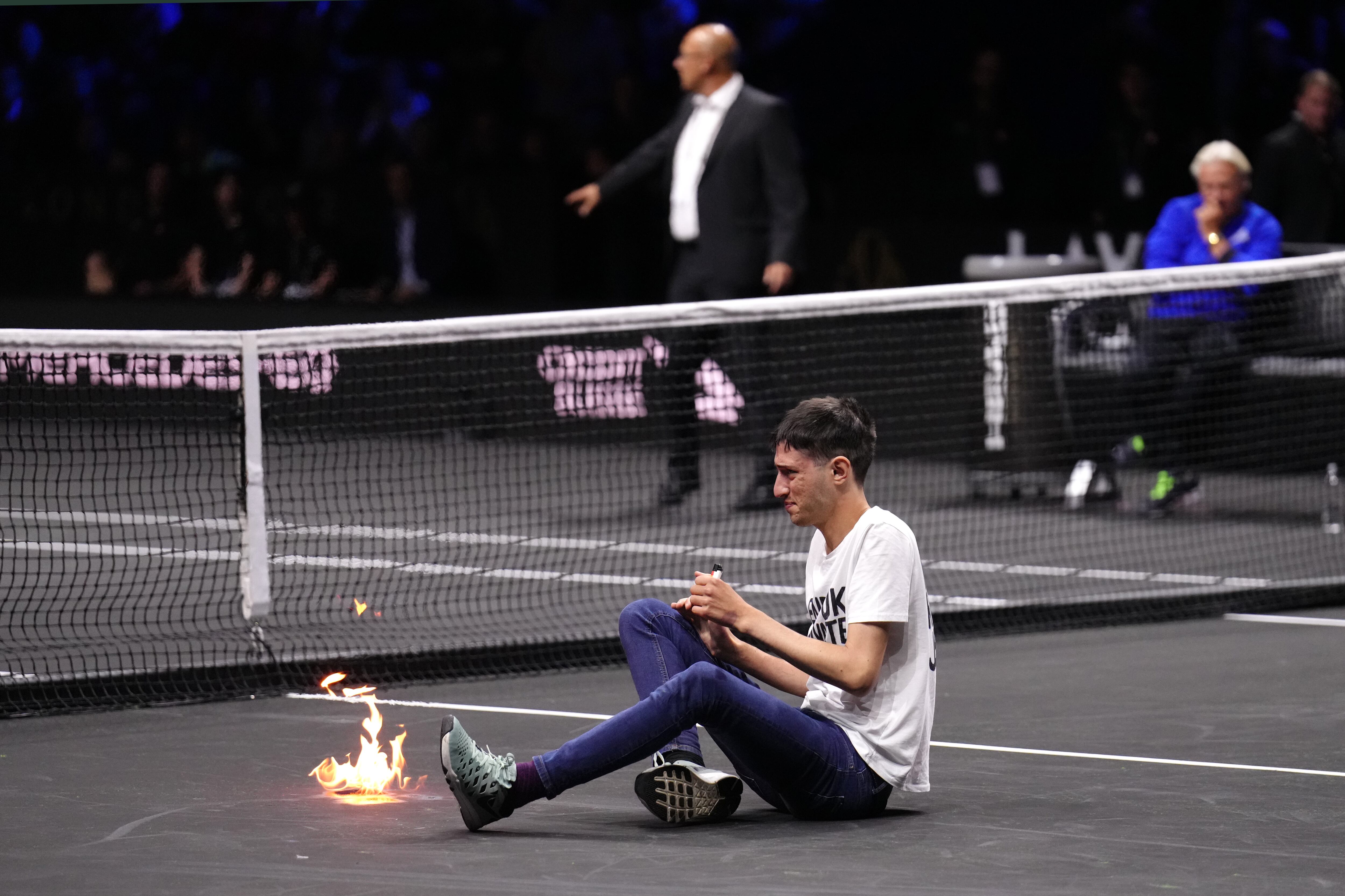 Un aficionado invadió la cancha en plena Laver Cup e incendió su brazo en señal de protesta.