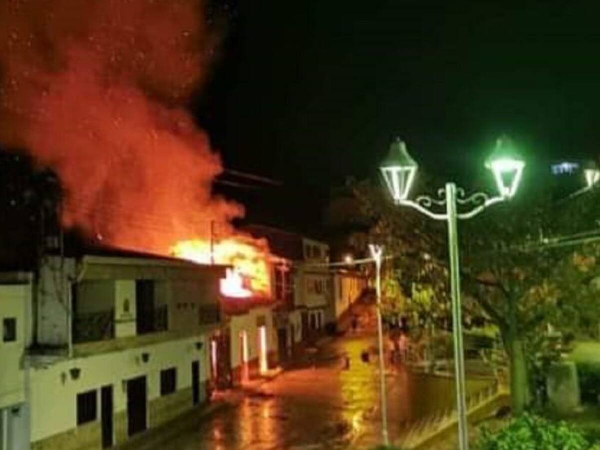 VIDEO: Voraz incendio en Aratoca acabó con dos locales comerciales
