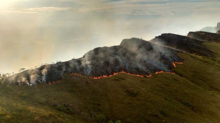 Las autoridades siguen combatiendo los incendios. 