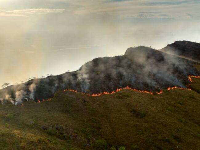 Las autoridades siguen combatiendo los incendios.