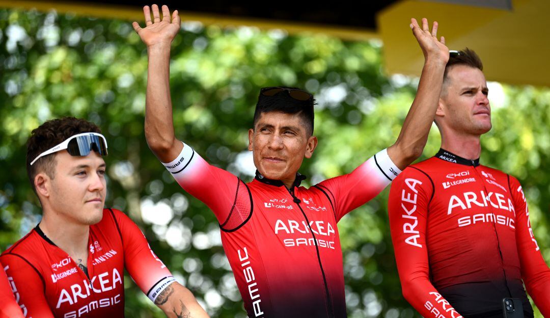 Nairo Quintana saluda a los aficionados previo al inicio de la segunda etapa del Tour de Francia.