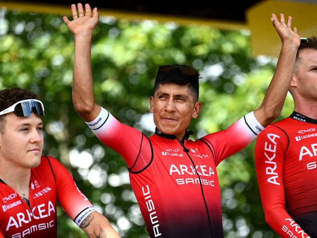 Nairo Quintana saluda a los aficionados previo al inicio de la segunda etapa del Tour de Francia.