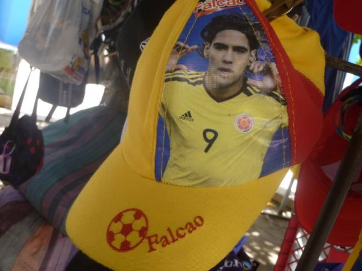 Las calles de Barranquilla están inundadas de objetos referentes al tricolor nacional.