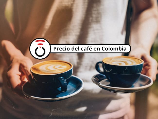 De fondo: Persona sosteniendo dos tazas de café late con platos pequeños (Crédito: Getty Images)