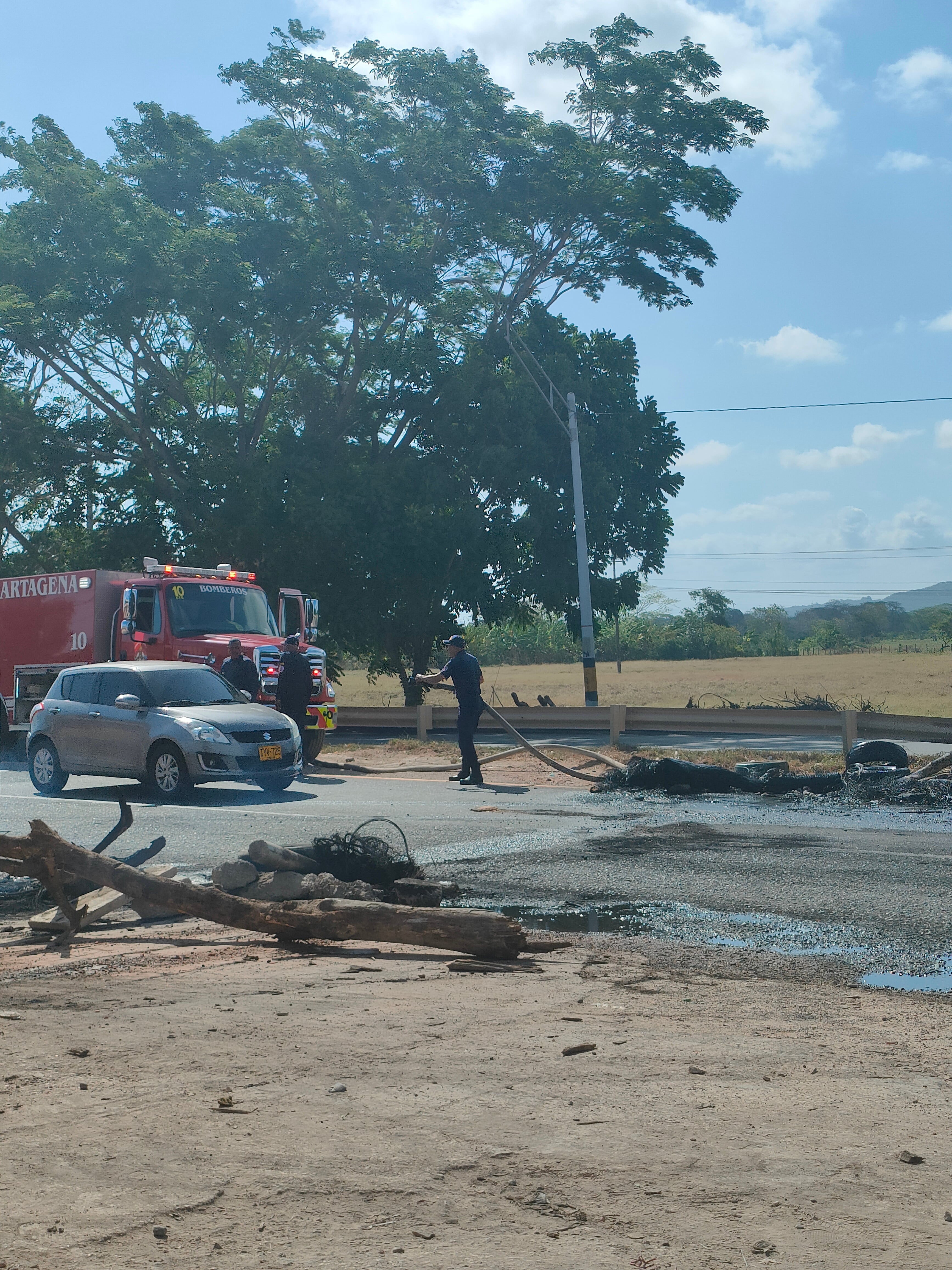La comunidad dejó de bloquear la vía cuando llegaron las autoridades. // Caracol Radio