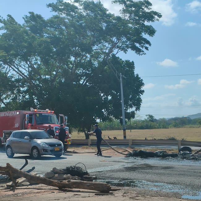 La comunidad dejó de bloquear la vía cuando llegaron las autoridades. // Caracol Radio