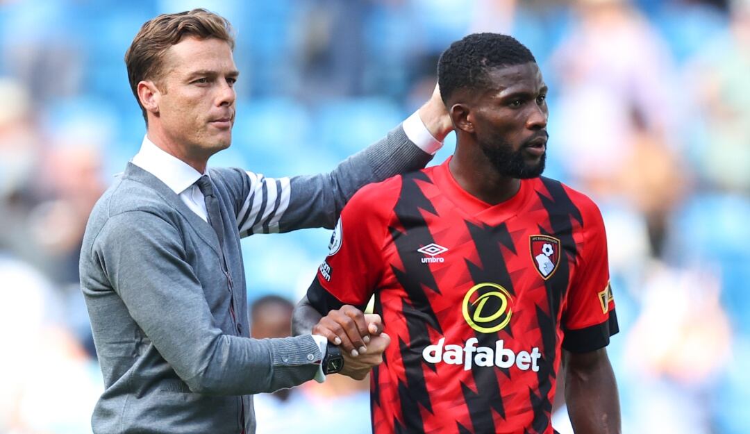 Scott Parker junto a Jefferson Lerma, tras la goleada esta temporada del Manchester City.