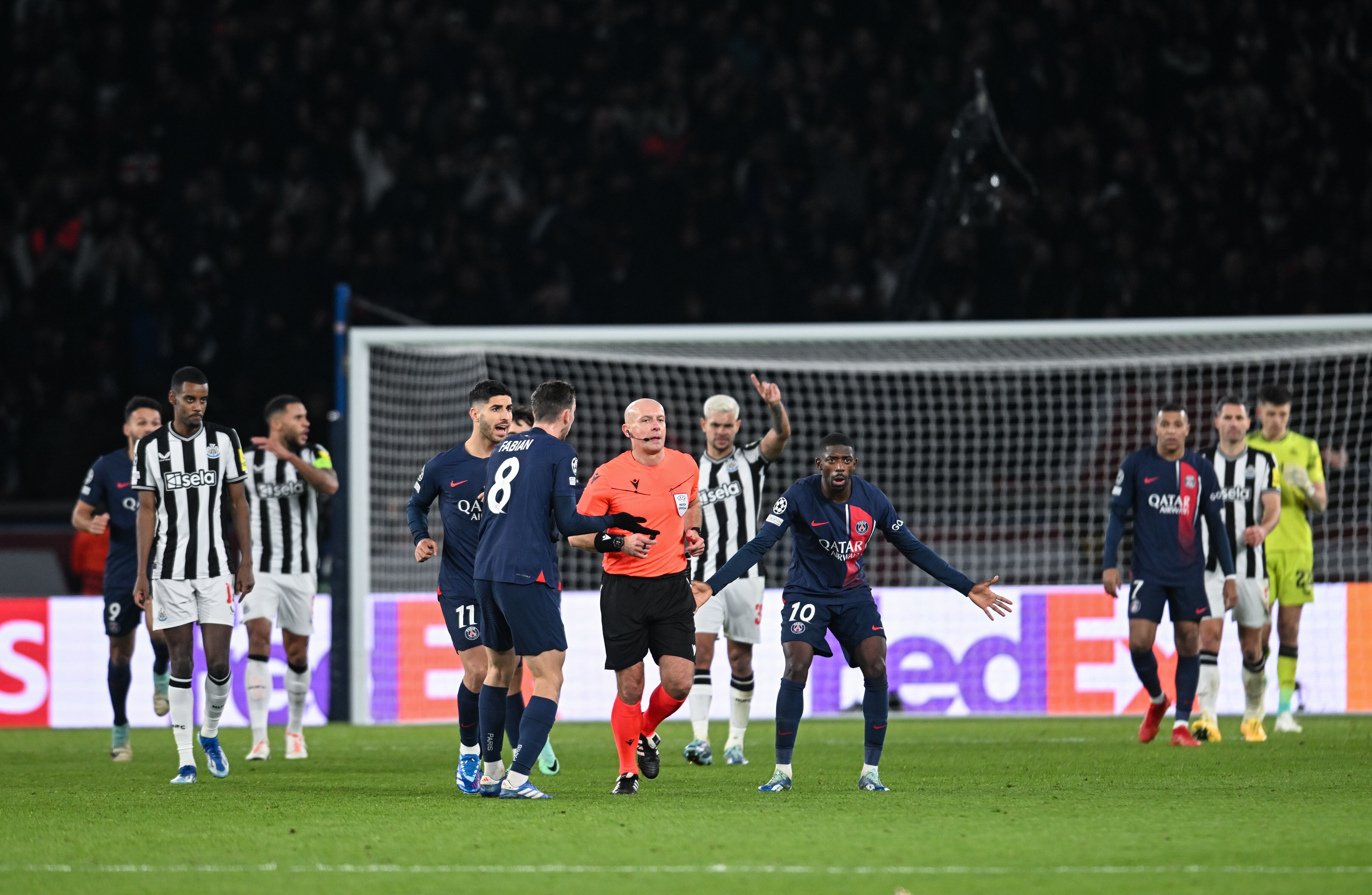 Polémica arbitral en PSG vs Newcastle. (Photo by Serena Taylor/Newcastle United via Getty Images)