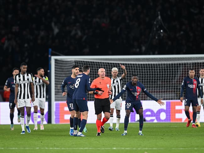 Polémica arbitral en PSG vs Newcastle. (Photo by Serena Taylor/Newcastle United via Getty Images)