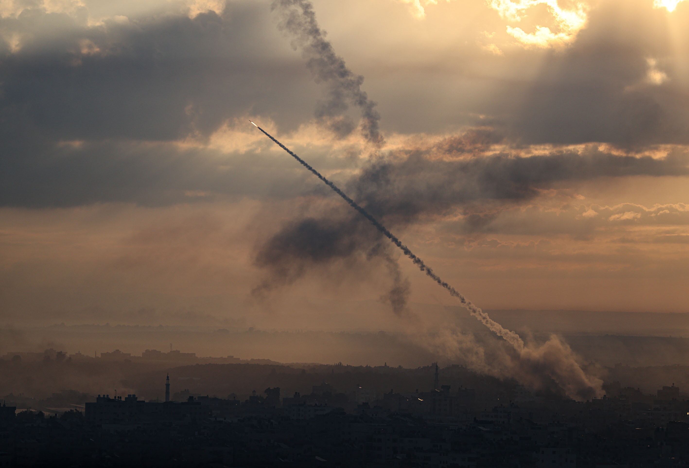 Ataques aéreos israelíes durante una operación en la ciudad de Gaza, Gaza (Foto de Mustafa Hassona/Agencia Anadolu vía Getty Images)
