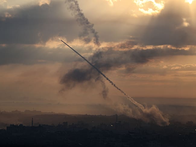 Ataques aéreos israelíes durante una operación en la ciudad de Gaza, Gaza (Foto de Mustafa Hassona/Agencia Anadolu vía Getty Images)