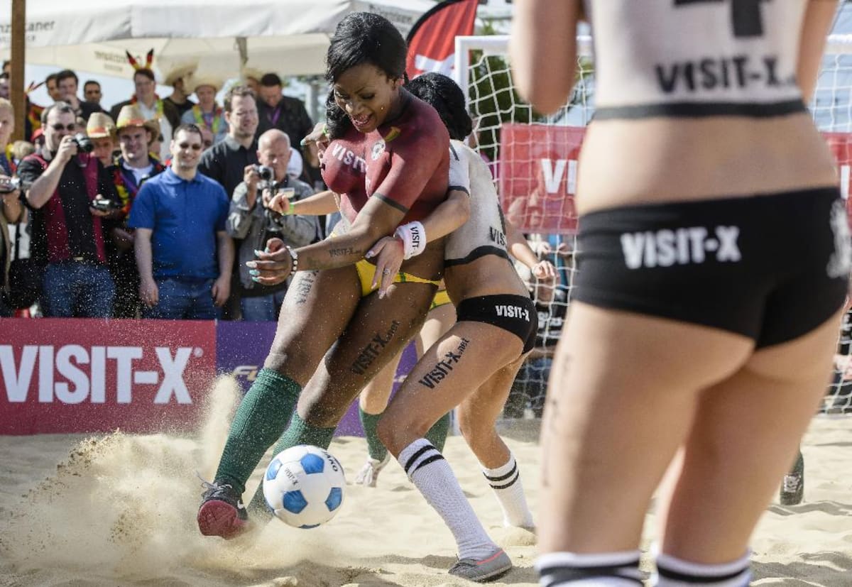 Con sus camisas pintadas se jugó un partido entre actrices de películas para adultos.