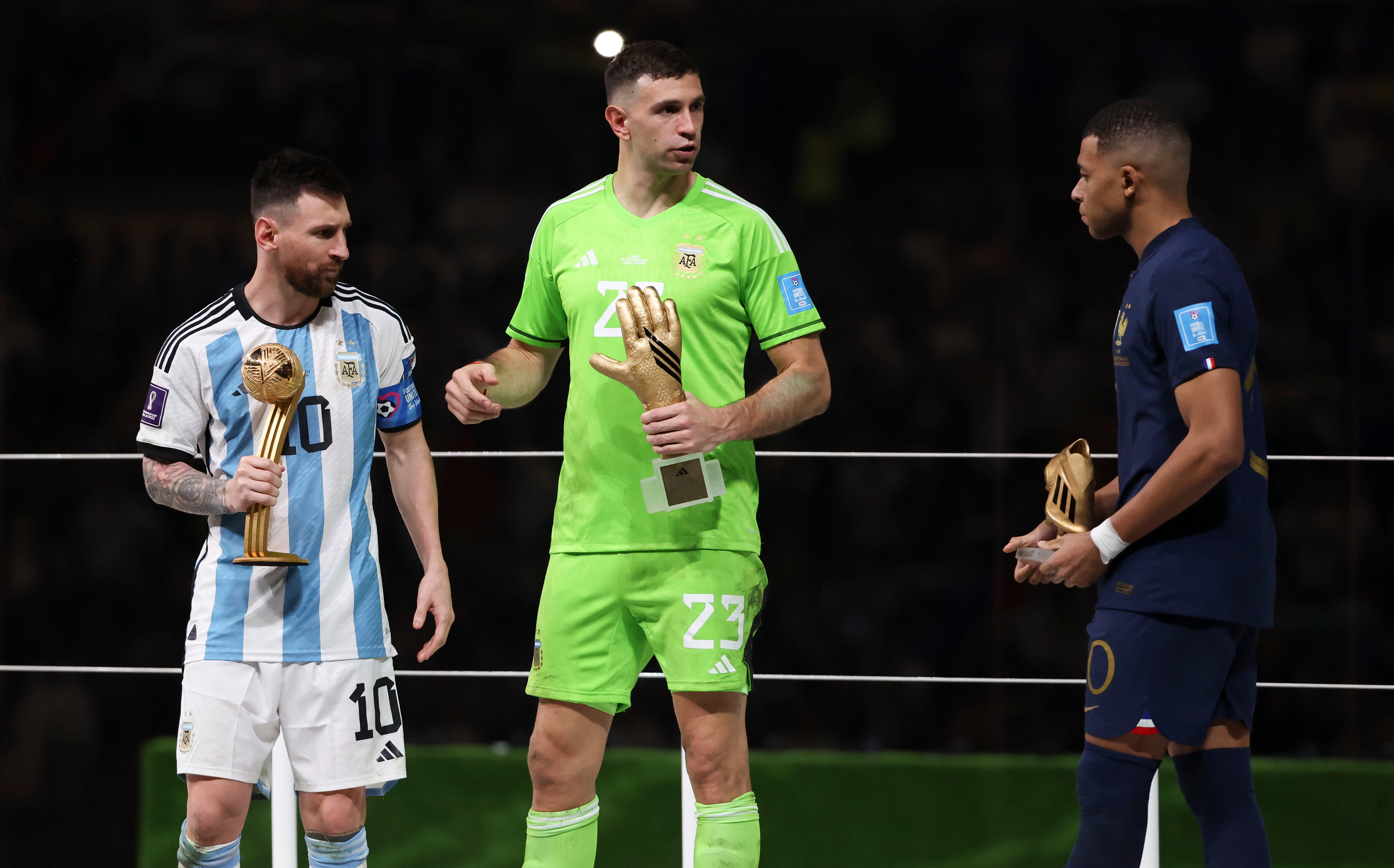 Mbappé junto a Lionel Messi y Emiliano Martínez, al recibir sus respectivos premios al terminar la final del Mundial. (Photo by Jean Catuffe/Getty Images)