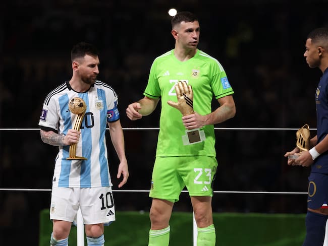 Mbappé junto a Lionel Messi y Emiliano Martínez, al recibir sus respectivos premios al terminar la final del Mundial. (Photo by Jean Catuffe/Getty Images)