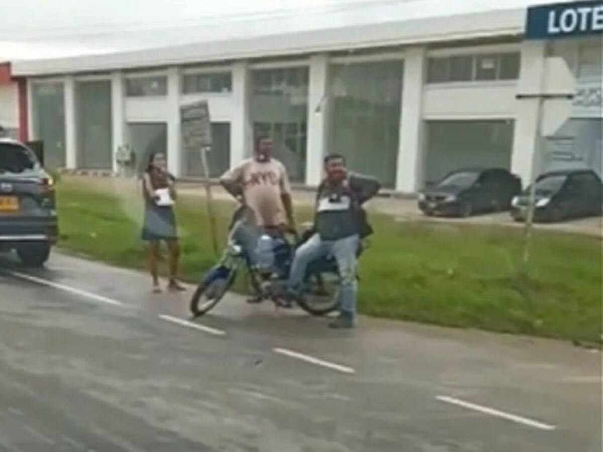 Un herido dejó choque entre motocicleta y una camioneta en la Variante