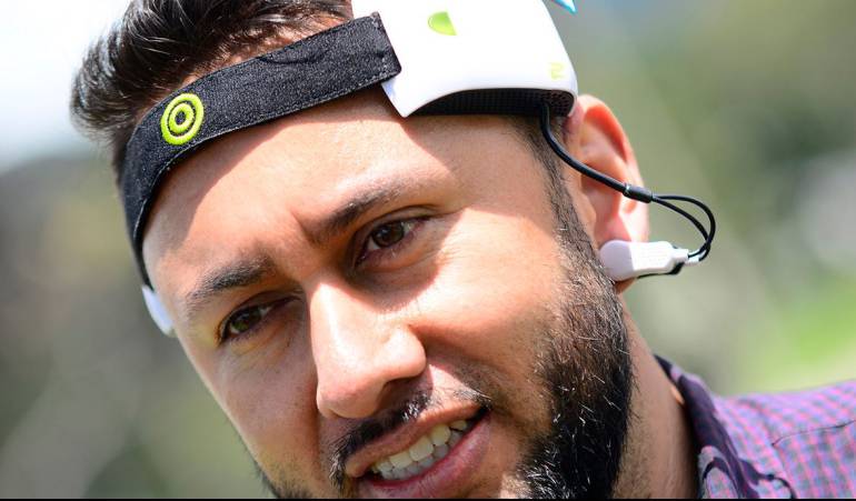 Gracias a la tecnología Bluetooth, electrodos ubicados en la frente ayudan a emitir órdenes eléctricas que llegan a un dispositivo de mano permitiendo la libre movilidad en el agarre de objetos. En la foto: Andrés Cruz.