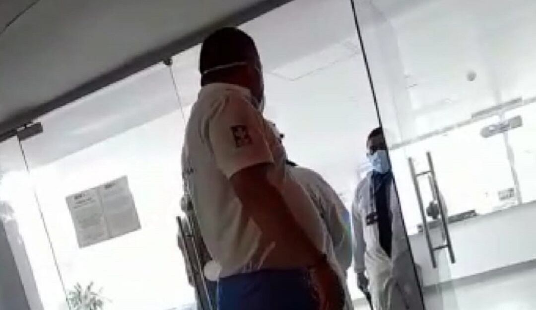Video en que el vigilante desefunda un arma de fuego