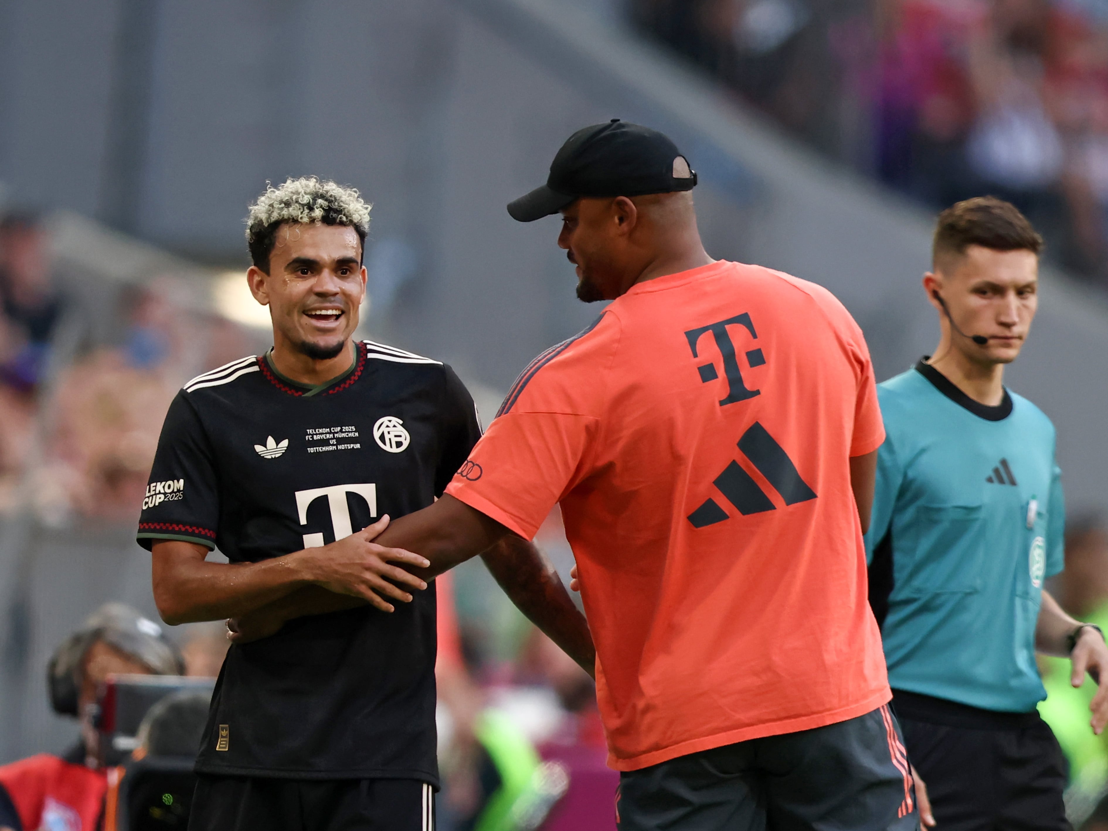 Vincent Kompany, DT del Bayern Múnich, junto a Luis Díaz. (Photo by Stefan Matzke - sampics/Getty Images)