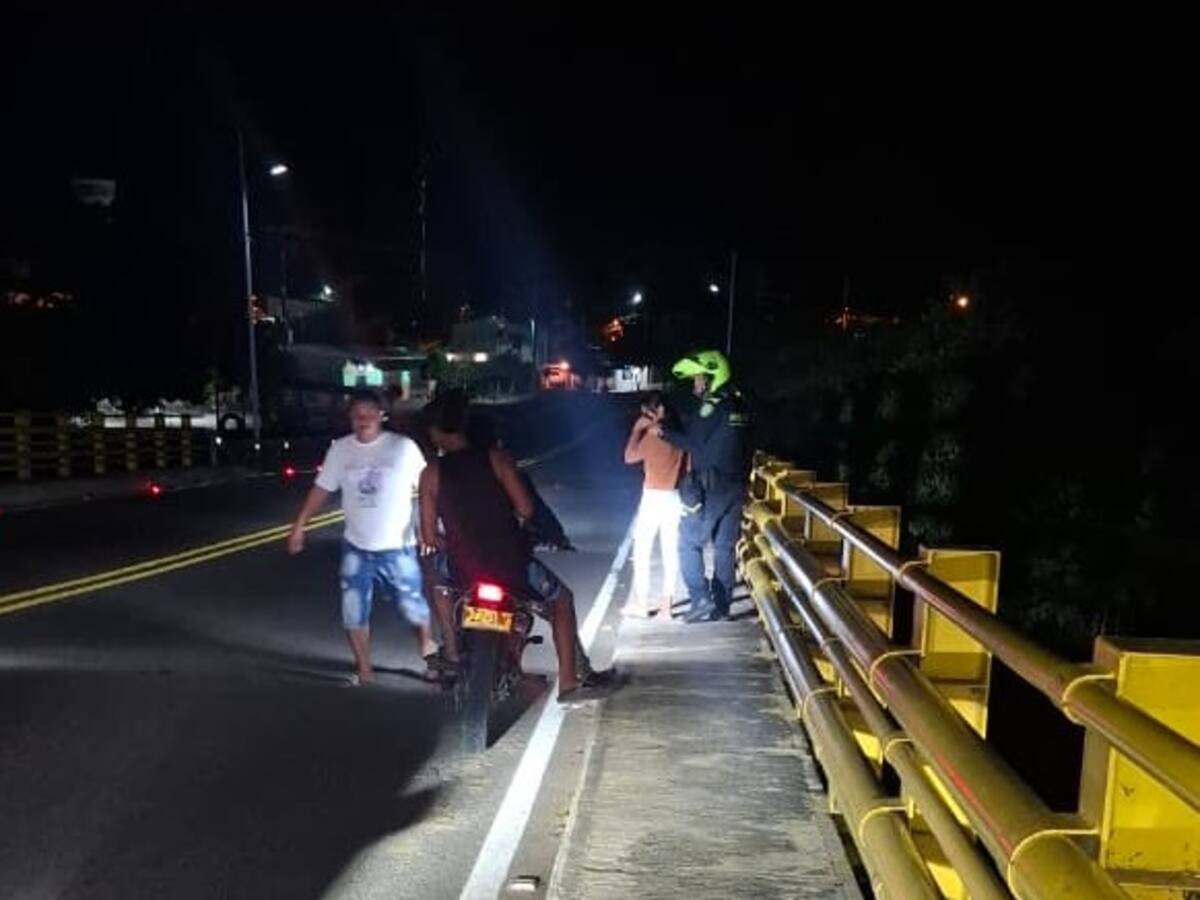 Policía y motociclista rescataron a mujer que intentó lanzarse de un puente en Cicuco, Bolívar