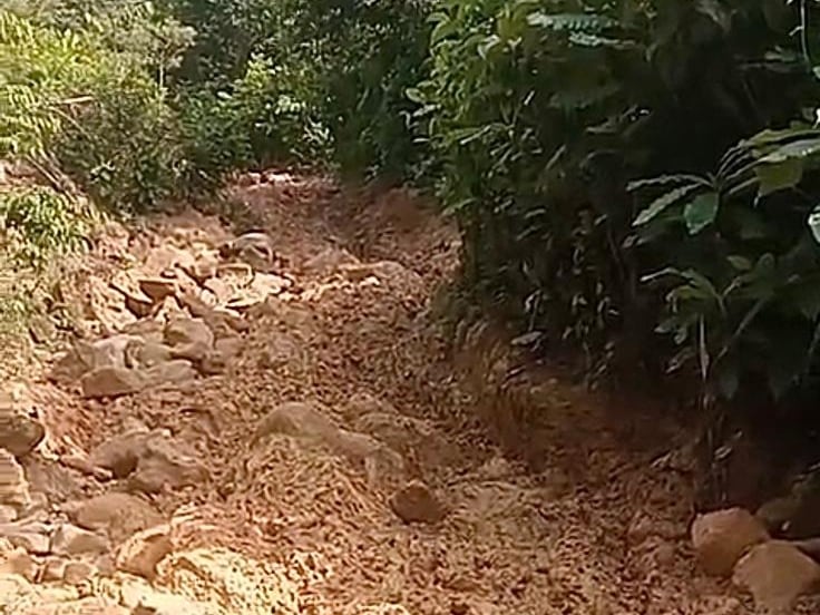 Vía en mal estado en El bagre- foto cortesía