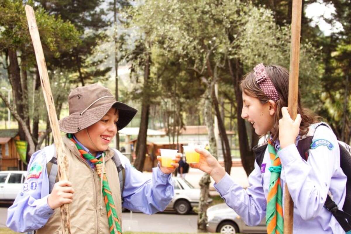 Brindando por A vivir que son tres años con jugo de naranja por cuenta de la casa